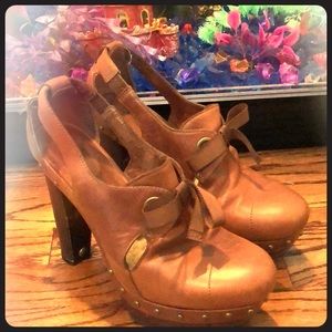 Ugg clogs tan